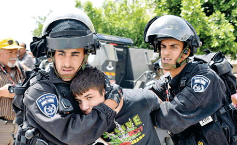 اعتقال فلسطيني -ارشيف-