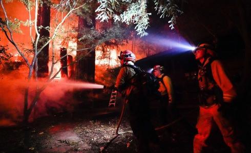 6 قتلى وإجلاء مئات الآلاف جراء استمرار حرائق كاليفورنيا الأمريكية