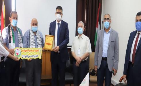وفد الكتلة الإسلامية يكرم وزارة الصحة بغزة