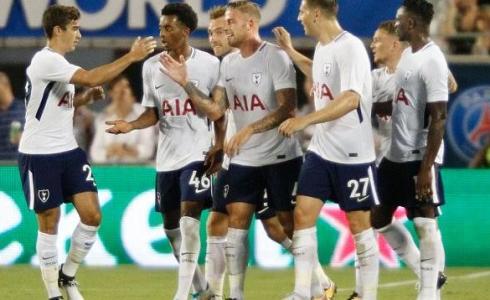 لاعبو توتنهام الإنجليزي