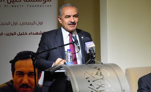 محمد اشتية خلال مشاركته في ندوة لإحياء الذكرى 31 لاستشهاد خليل الوزير