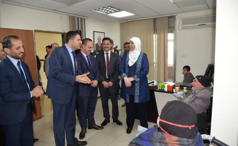 محافظ رام الله تسلم كرسيين متحركين لشخصين من ذوي الإعاقة