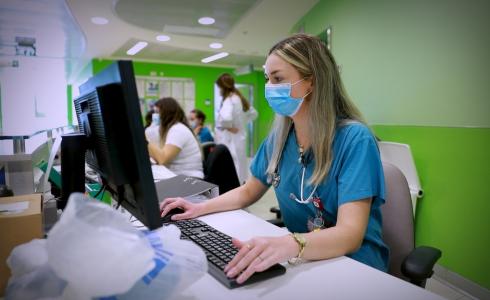 اسرائيل تنوى تطعيم 150 الف شخص يوميا ضد كورونا