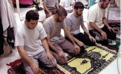 الاسرى يصلون