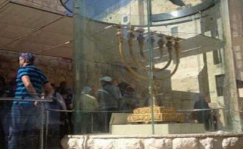 منظمة يهودية متطرفة تنصب شمعدان ضخم بساحة البراق