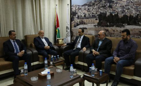 أحمد بحر خلال استقباله وفداً من مجلس إدارة جمعية الوفاء الخيرية ومركز المسنين