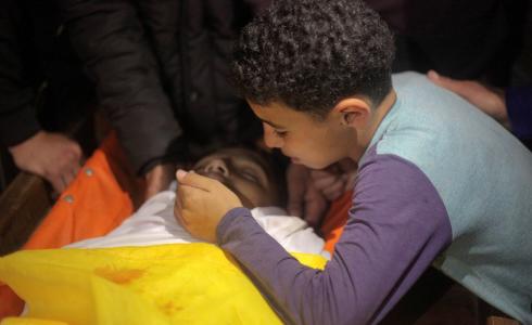 طفل يودع الشهيد محمد أيوب أمس في جباليا