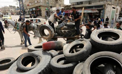 مواطنون يجمعون الكوشوك استعدادا لحرقه يوم الجمعة على الحدود الشرقية لقطاع غزة