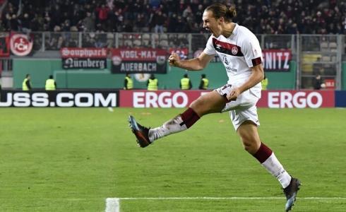 مهاجم يسرق الكرة من الحارس ويسجل هدفا مباغتا