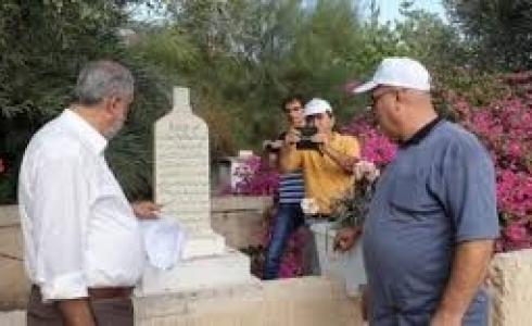 تنظيف مقبرة القسام المعرضة للمصادرة  والسلب