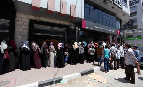 مواطنون ينتظرون صرف شيكات الشؤون في غزة