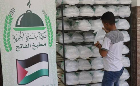 " تكية غزة الخيرة " توزيع 300 وجبة طعام على الأسر المستورة بغزة