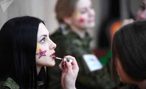 انطلاق مسابقة المكياج العسكري للمجندات الروسيات