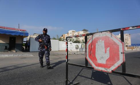 الشرطة الفلسطينية تقف على الحواجز خلال تفتيش السيارات في خان يونس جنوب قطاع غزة