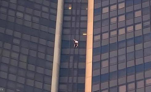 رجل يتسلق ناطحة سحاب بدون معدات أمان -صورة من الفيديو-