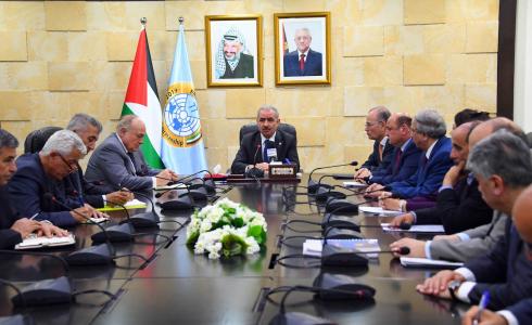  اشتية اثناء الاجتماع الأول للفريق الوطني للتنمية الاقتصادية