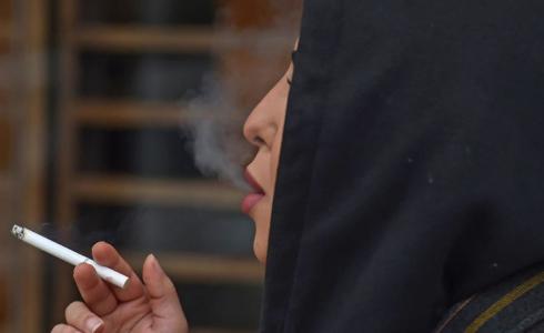 فتيات سعوديات يدخن علنا في الاماكن العامة