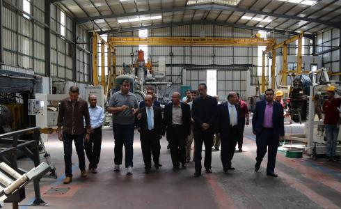 الوزير الحساينة يقوم بجولة تفقدية لمدينة غزة الصناعية 