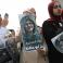 فلسطينيون يرفعون صورة الشهيدة شيرين ابو عاقلة