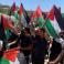 فلسطينيون يرفعون العلم الفلسطيني - تعبيرية