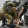 جنود الاحتلال أثناء اعتقال شاب فلسطيني