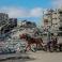 عربة كارو بالحصان مع أثار القصف والدمار في قطاع غزة