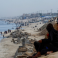 مواطنون من غزة يجلسون على ساحل بحر غزة لاستقبال المساعدات - تعبيرية