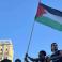 لامين يامال خلال رفعه العلم الفلسطيني