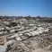 نازحون فلسطينيون يقيمون في خيام وسط أنقاض مبانٍ دمّرتها الهجمات الإسرائيلية في مدينة غزة