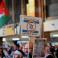 لافتة كُتب عليها "فلسطين حرة، قاطعوا إسرائيل" بمظاهرة في أمستردام بهولندا (Getty Images)