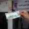 مواطن يستلم 100 دولار أمريكي ضمن المنحة القطرية في غزة