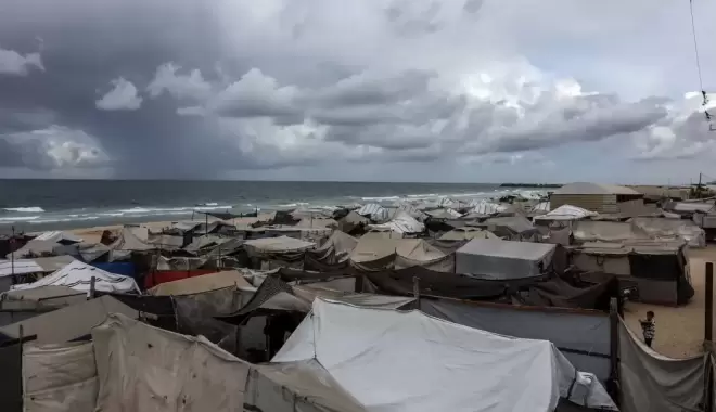 غزة - 4 شهداء وإصابات واقتلاع مئات الخيام في ليلة شتاء مأساوية