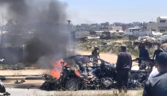 من مكان قصف المركبة وسط قطاع غزة