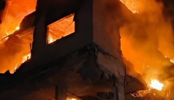 حريق مستمر في بناية سكنية استهدفتها طائرات الاحتلال في حي الرمال غربي مدينة غزة