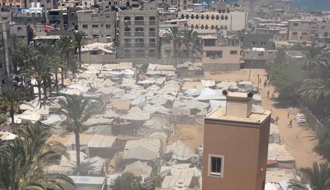 من استهداف خيمة في دير البلح وسط قطاع غزة