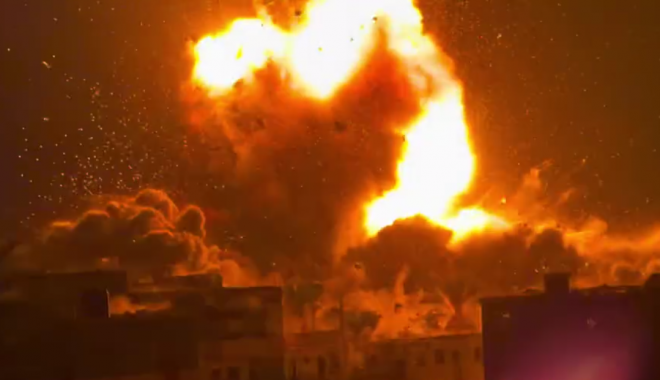 لحظة قصف المنزل في دير البلح مساء اليوم