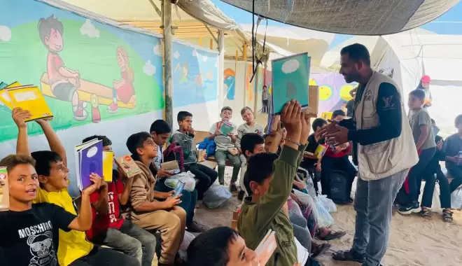 أطفال يستمتعون بالدروس في إحدى أكاديميات الأمل التابعة لمشروع 'قرية أطفال غزة' في قطاع غزة.