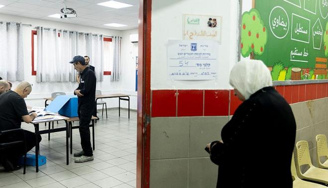امرأة قبيل أن تدلي بصوتها في أم الفحم