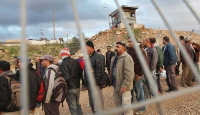 عمال فلسطينيين يتوجهون للعمل