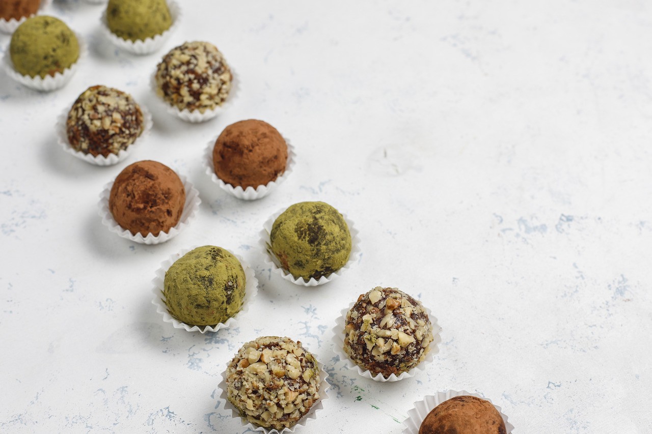 homemade-healthy-vegan-raw-energy-truffle-balls-with-dates-walnuts_easy-resize.com.jpg