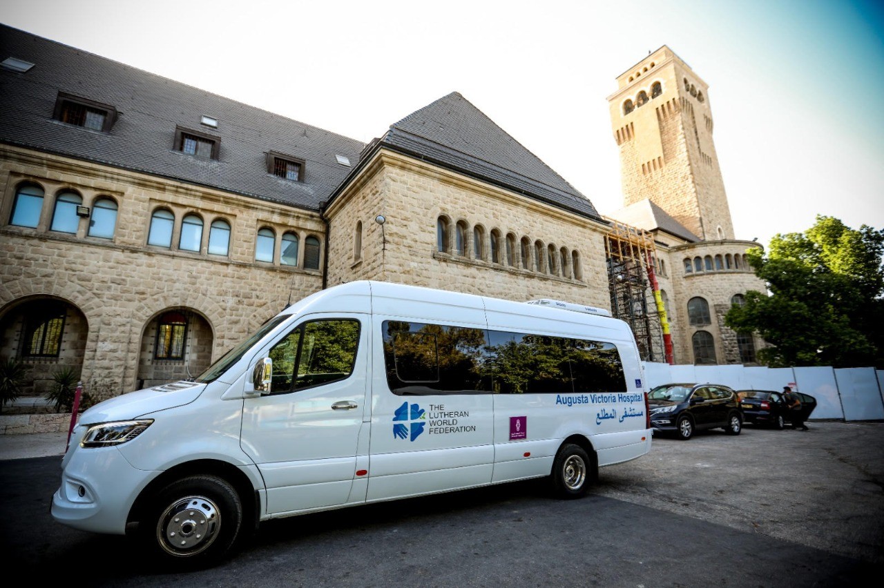 بنك فلسطين يتبرع بحافلة لمستشفى المطلع لمرضى غزة  3.jfif
