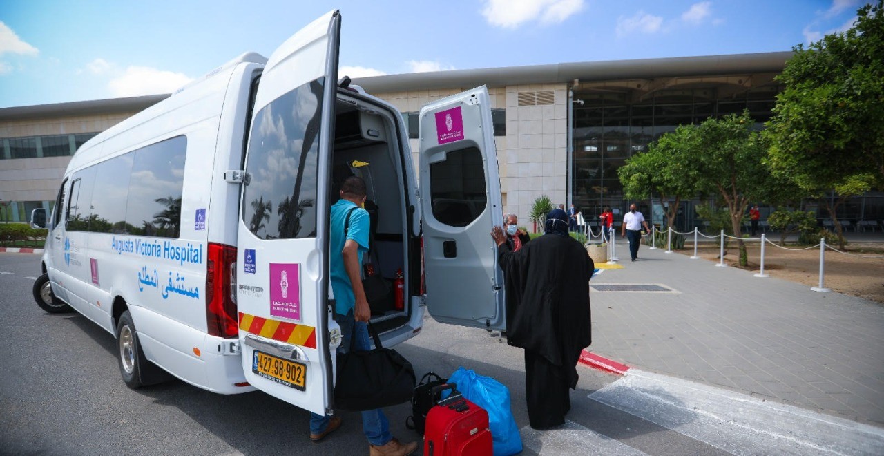 بنك فلسطين يتبرع بحافلة لمستشفى المطلع لمرضى غزة  2.jfif