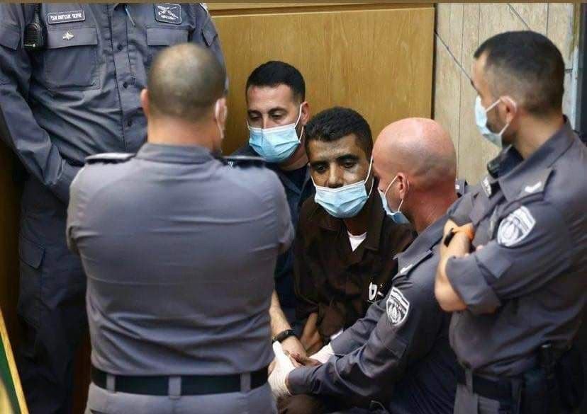 الأسير زكريا الزبيدي في محكمة الناصرة.jpg