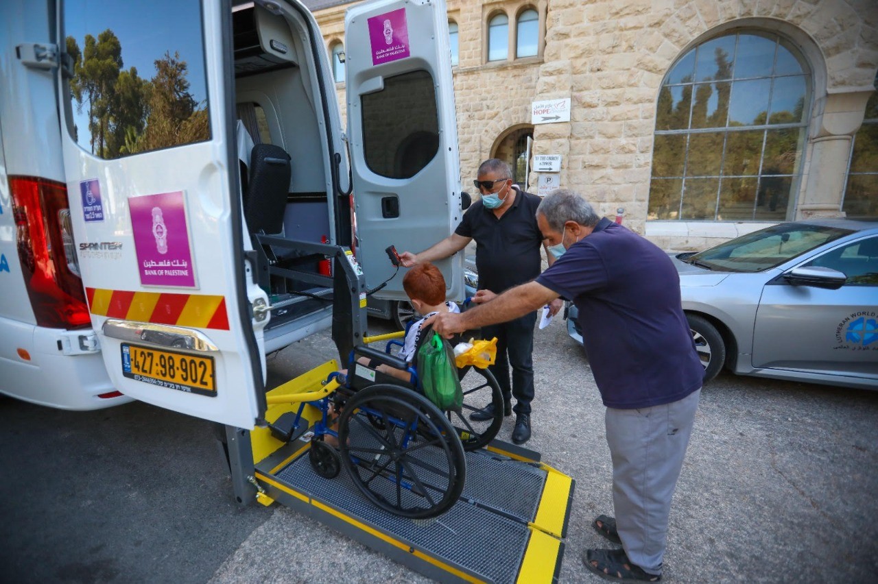 بنك فلسطين يتبرع بحافلة لمستشفى المطلع لمرضى غزة 1.jfif