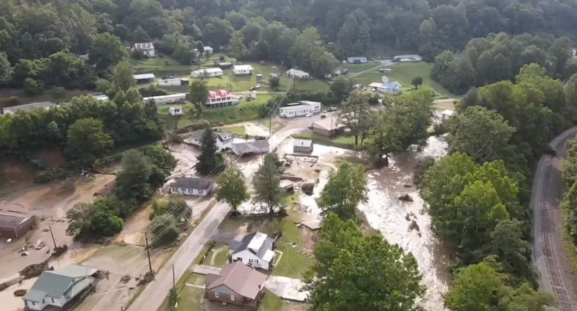 شاهد..-فيضانات-شديدة-في-أمريكا-تسحق-وتدمر-المنازل-4-1140x614.jpg