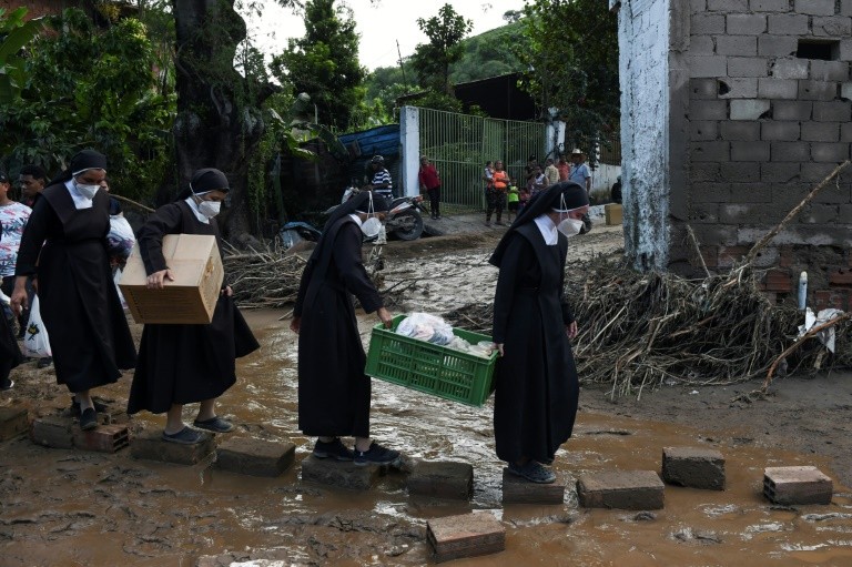 مصرع نحو 100 شخص في الانهيار الأرضي بفنزويلا ويجري البحث عن مفقودين3.jpg