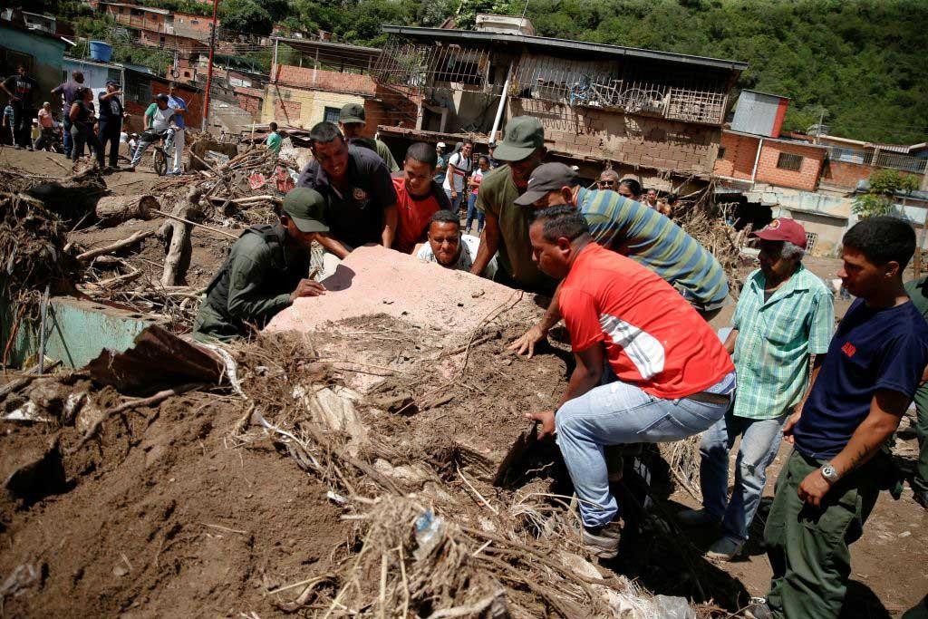 مصرع نحو 100 شخص في الانهيار الأرضي بفنزويلا ويجري البحث عن مفقودين1.jpg