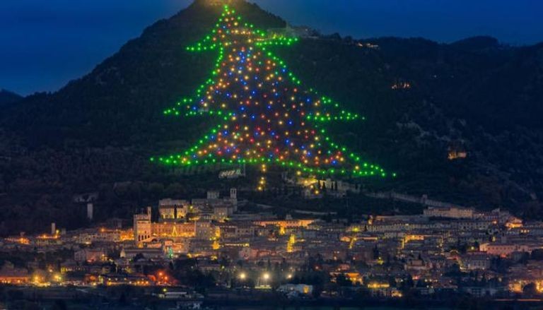 143-114624-worlds-biggest-christmas-tree_700x400.jpg