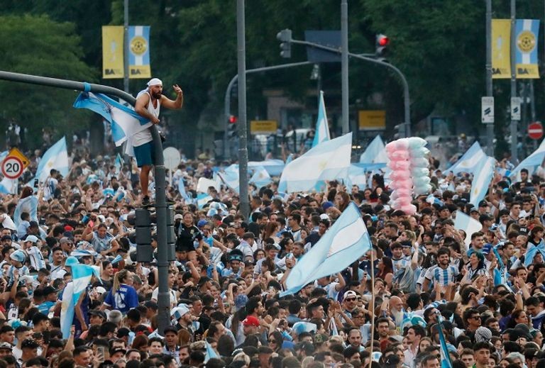 192-112441-argentina-fans-world-cup-final-2.jpeg