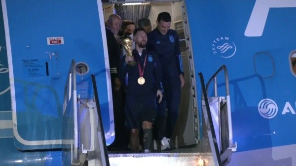 ميسي يحمل كأس العالم.jpeg